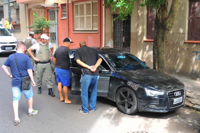 Carro do zagueiro argentino Walter Kannemann &eacute; recuperado na rua Riachuelo