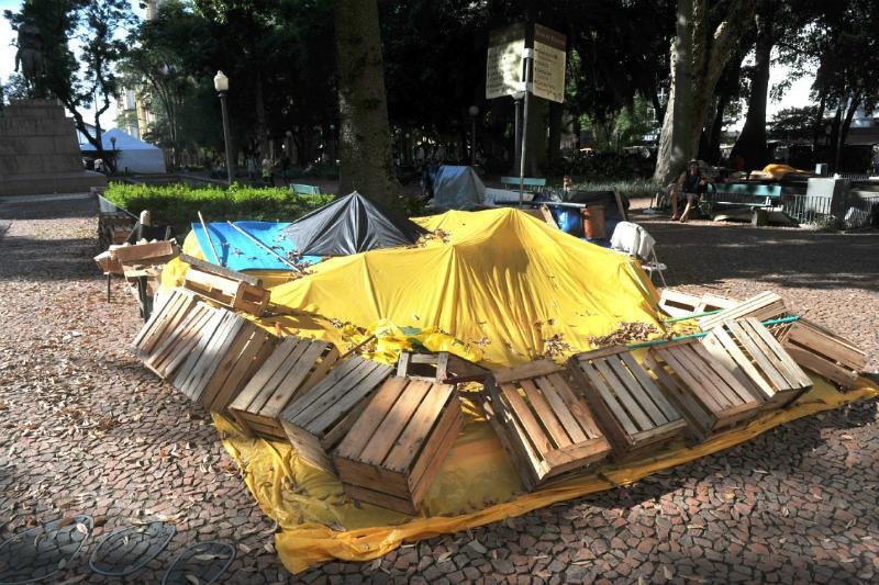 Caixotes seguram estrutura ao redor e chamam aten&ccedil;&atilde;o de quem passa pelo local