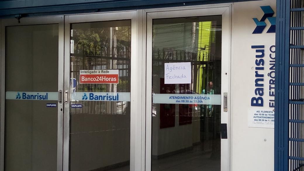 Quadrilha invade banco, rende gerente e rouba dinheiro de cofre em Porto Alegre