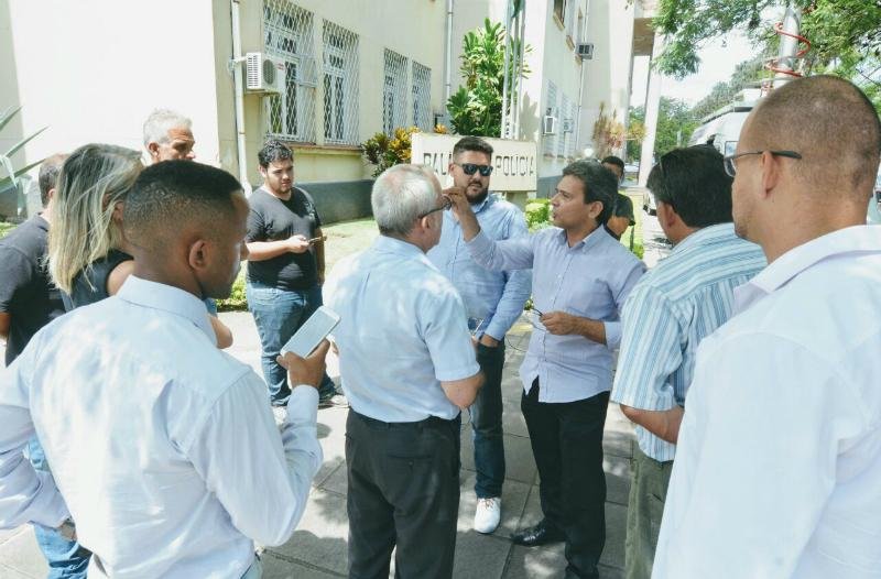 Grupo de motoristas do aplicativo se reuniu em frente ao Pal&aacute;cio da Pol&iacute;cia para protestar contra inseguran&ccedil;a