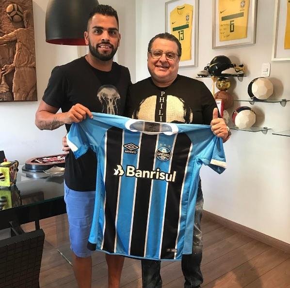 Maicon presenteou empres&aacute;rio com suposta nova camisa do Gr&ecirc;mio