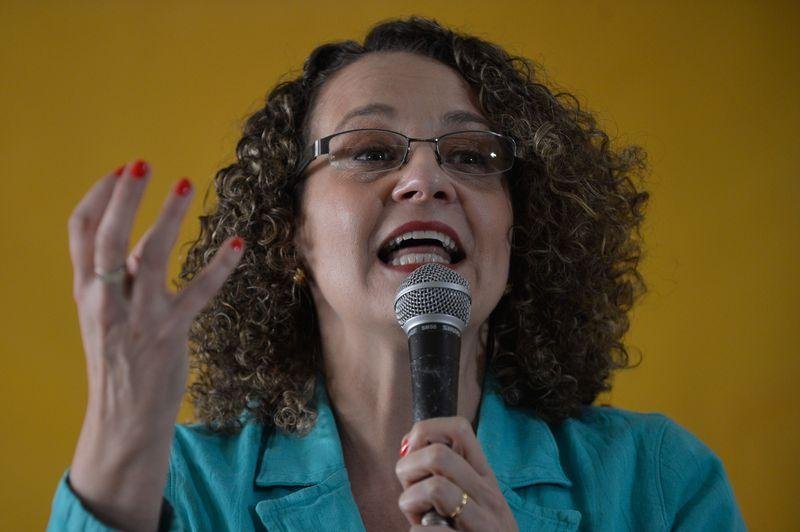 "Cidadania das mulheres est&aacute; sendo violada pela criminaliza&ccedil;&atilde;o", diz Luciana Genro
