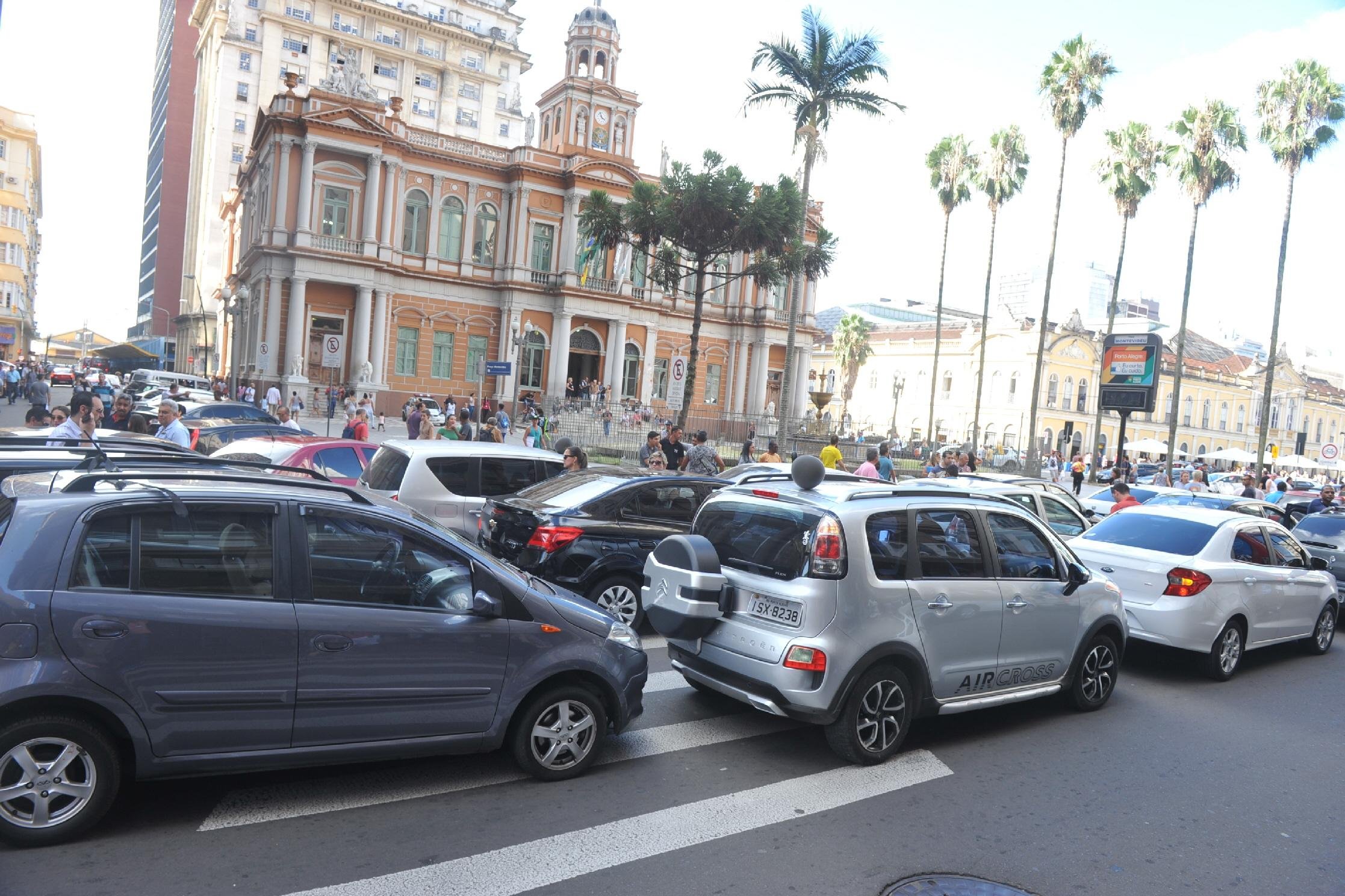 Carreata de profissionais do Uber come&ccedil;ou ap&oacute;s protesto em frente ao Pal&aacute;cio da Pol&iacute;cia