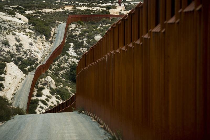 Fot&oacute;grafos percorrem monumental barreira que separa os EUA e M&eacute;xico 