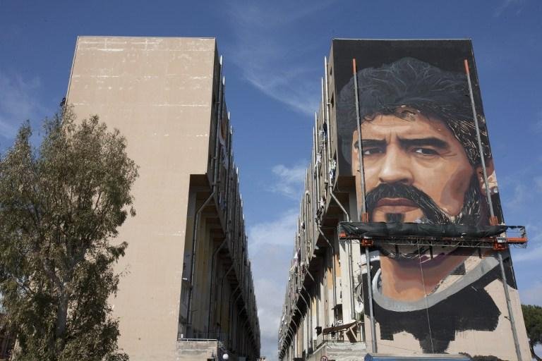 Cidade da It&aacute;lia homenageia Maradona com mural gigante