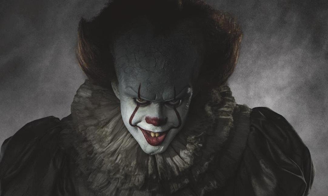 Bill Skarsg&aring;rd interpreta o palha&ccedil;o assassino em "It: Uma Obra Prima do Medo"