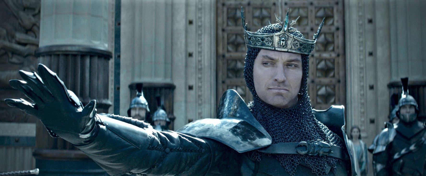 Personagem de Jude Law &eacute; Vortigem toma poder do sobrinho ap&oacute;s morte de irm&atilde;o