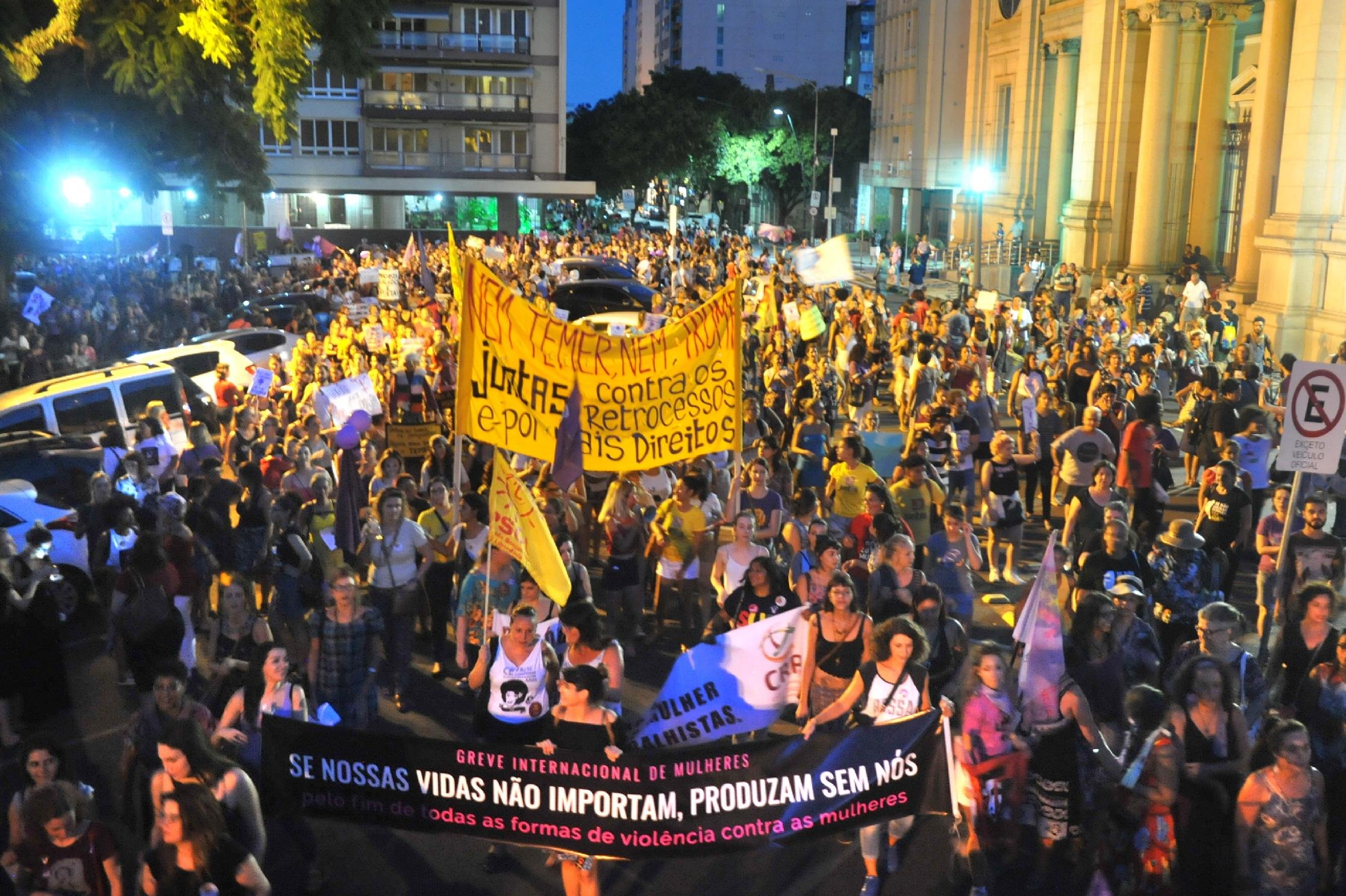 Grupo se reuniu na Esquina Democr&aacute;tica e marchou contra feminic&iacute;dio, viol&ecirc;ncia de g&ecirc;nero e mudan&ccedil;as nos direitos trabalhistas