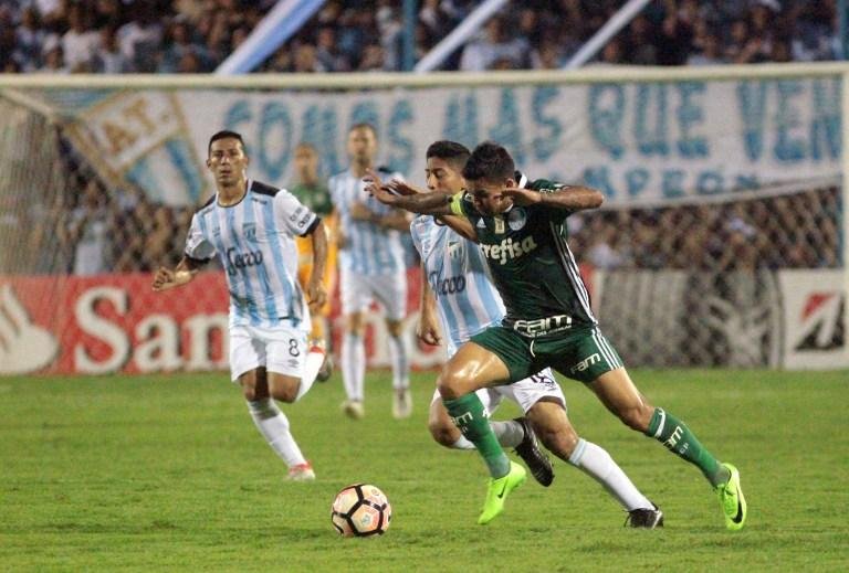 Atuando com um a menos durante 70 minutos, time brasileiro conseguiu segurar empate