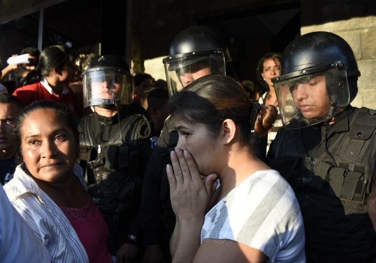 Inc&ecirc;ndio ocorreu depois que jovens fugiram para protestar contra abusos sexuais