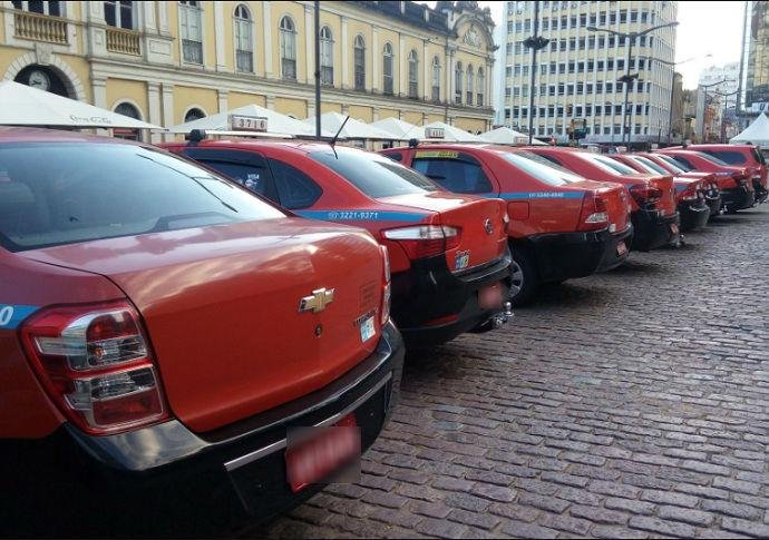 Taxistas fazem vig&iacute;lia no Largo Gl&ecirc;nio Peres, em Porto Alegre