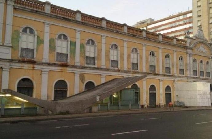&Aacute;rea pichada na Avenida J&uacute;lio de Castilhos ser&aacute; restaurada durante a repintura do pr&eacute;dio