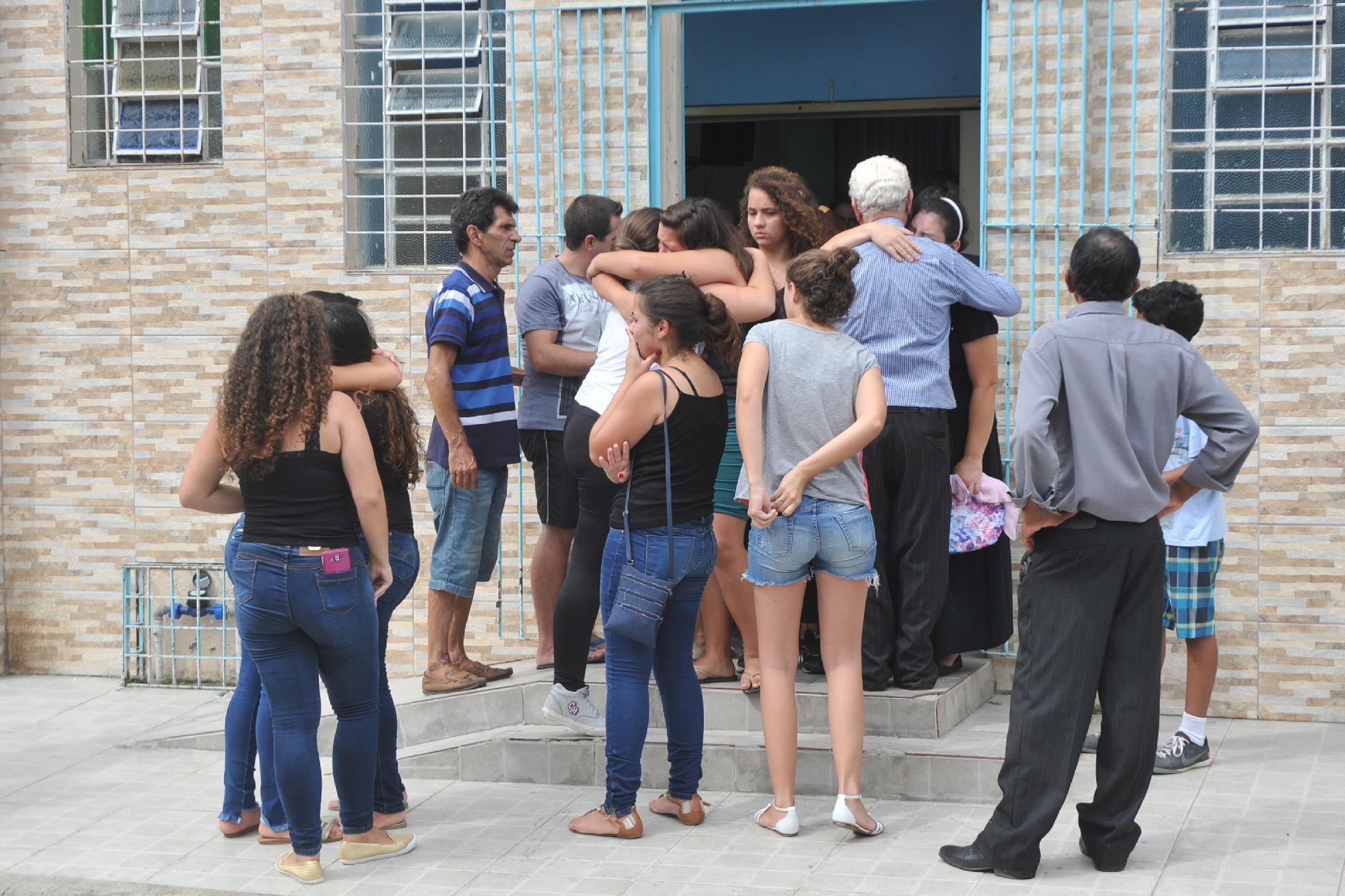 Vel&oacute;rio da estudante morta em escola &eacute; marcado por emo&ccedil;&atilde;o e inconformismo