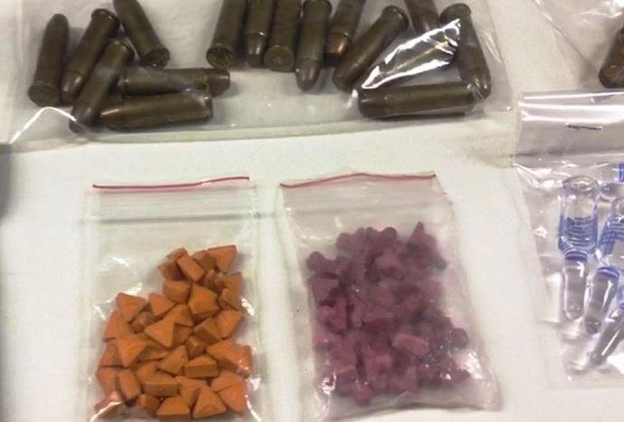 Muni&ccedil;&atilde;o e anabolizantes foram localizados e apreendidos na casa do suspeito