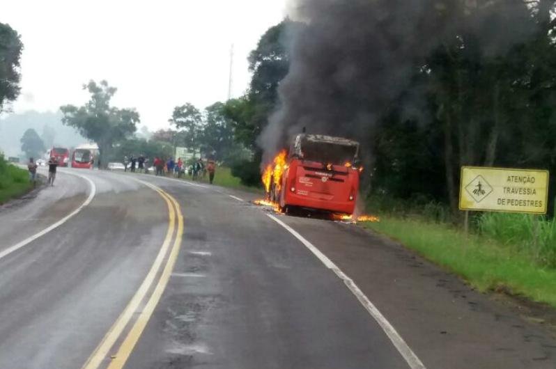 &Ocirc;nibus pega fogo na BR 386, em S&atilde;o Jos&eacute; do Herval