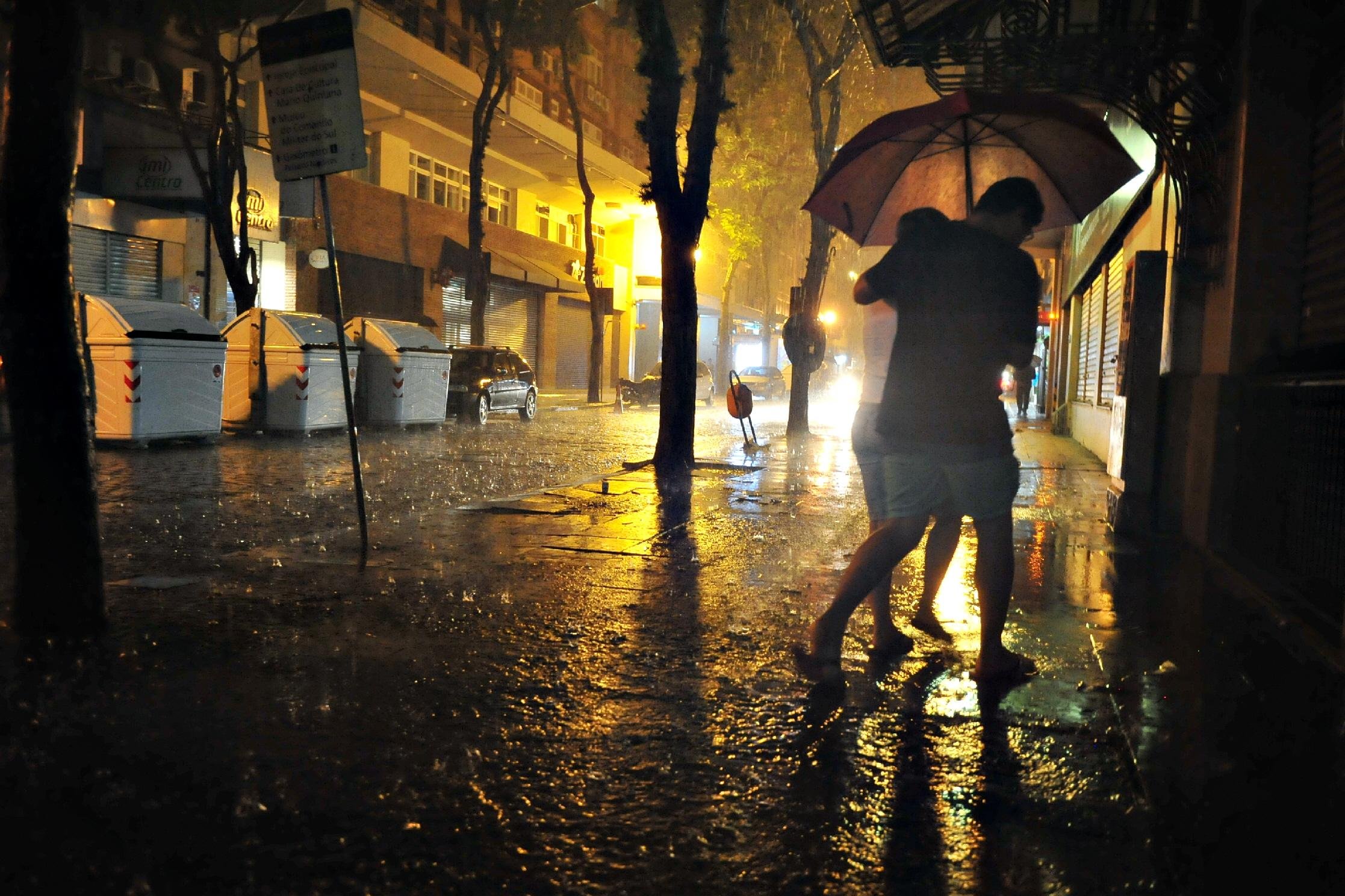 Ap&oacute;s temporais, 17 mil seguem sem luz no Rio Grande do Sul