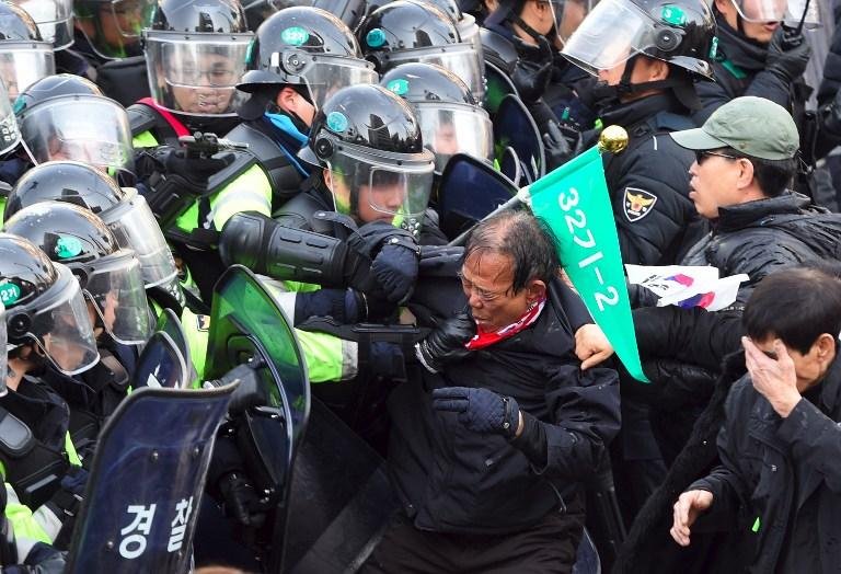 Pelo menos duas pessoas morreram em Seul nas manifesta&ccedil;&otilde;es ap&oacute;s o afastamento da presidente Park Geun-hye