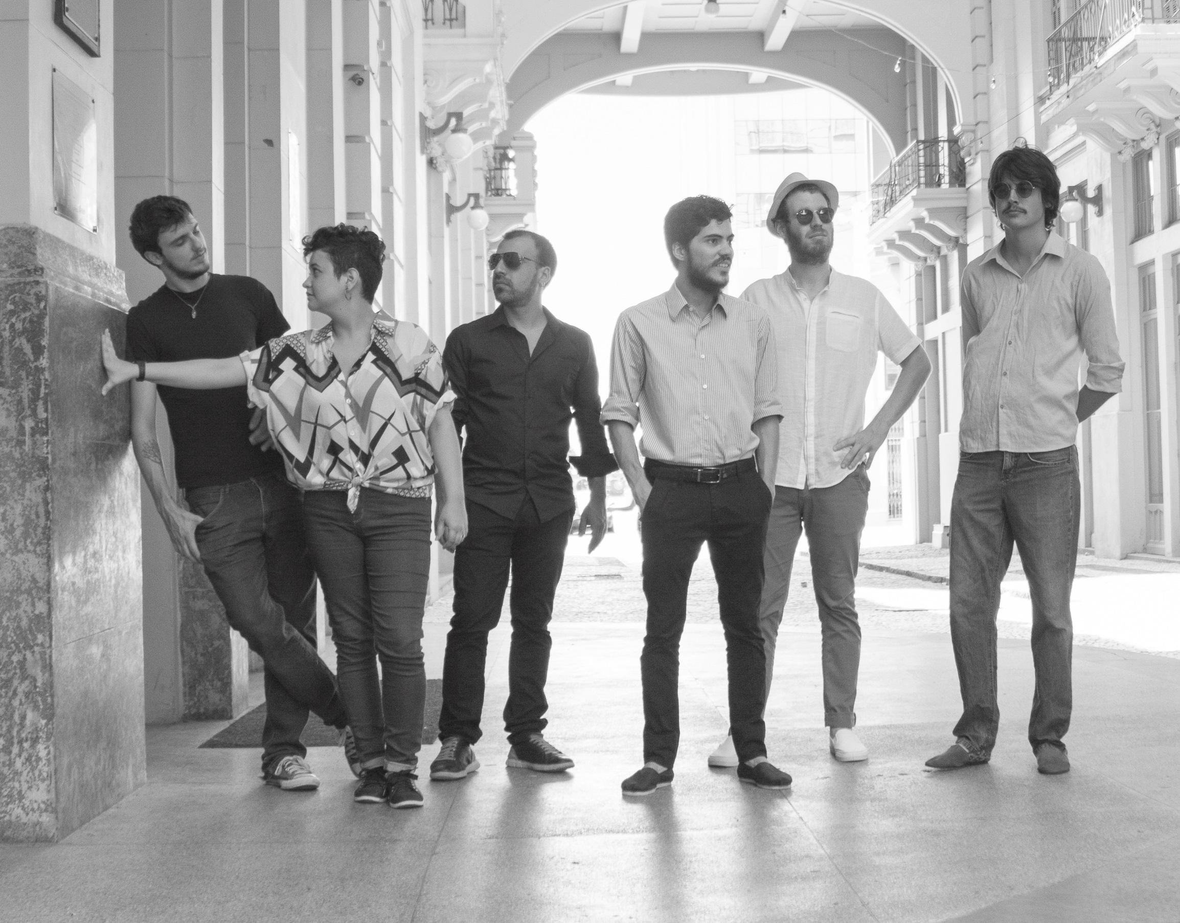 Camila Lopez e a banda O Arrast&atilde;o fazem apresenta&ccedil;&atilde;o com duas sess&otilde;es na pr&oacute;xima sexta-feira
