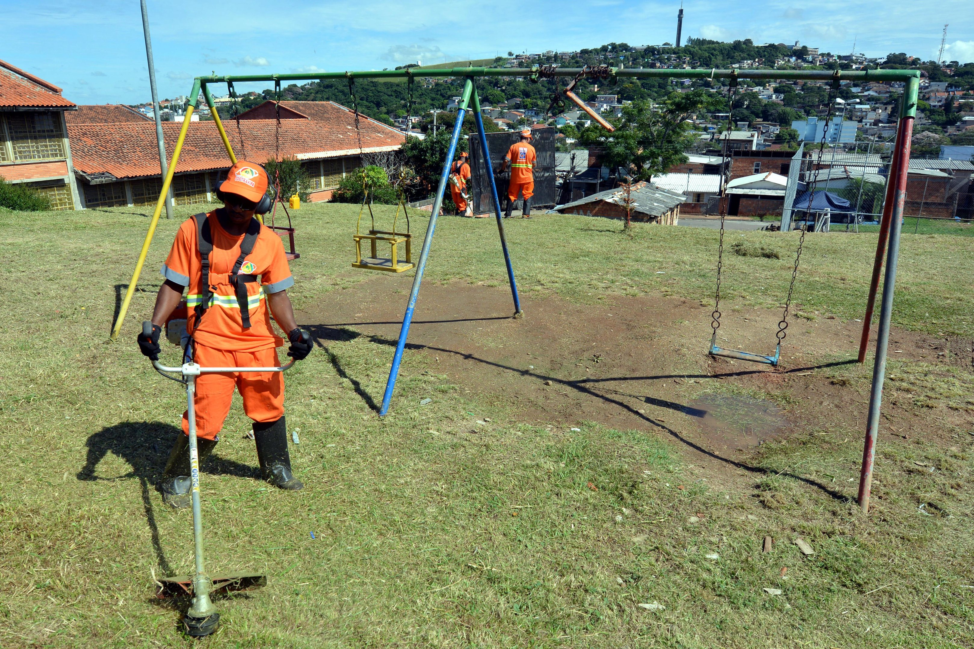 Equipe realizou a capina e limpou os canteiros