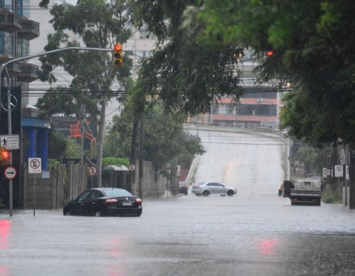 Em 5 horas, chuva em Porto Alegre atinge quase 80% da m&eacute;dia hist&oacute;rica de mar&ccedil;o