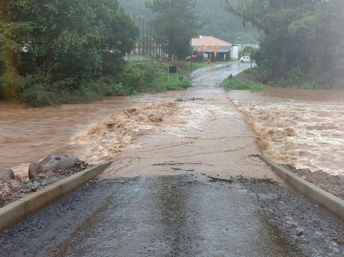 Pontes ficam submersas ap&oacute;s temporal em S&atilde;o Vendelino