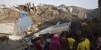 Enorme montanha de lixo deslizou, carregando trinta barracos de pessoas que vivem no aterro sanitário de Koshe