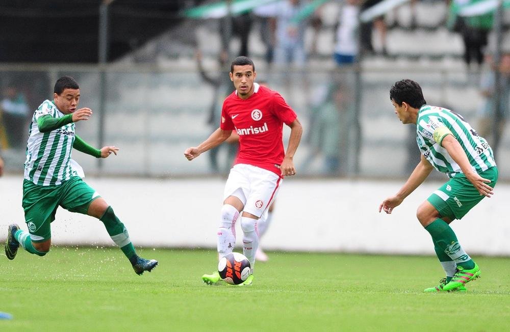 &Aacute;rbitro e assistentes se re&uacute;nem com FGF ap&oacute;s p&ecirc;nalti pol&ecirc;mico contra Inter