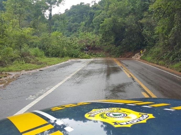 Km 167 est&aacute; interditado devido a deslizamento de terra e pedras