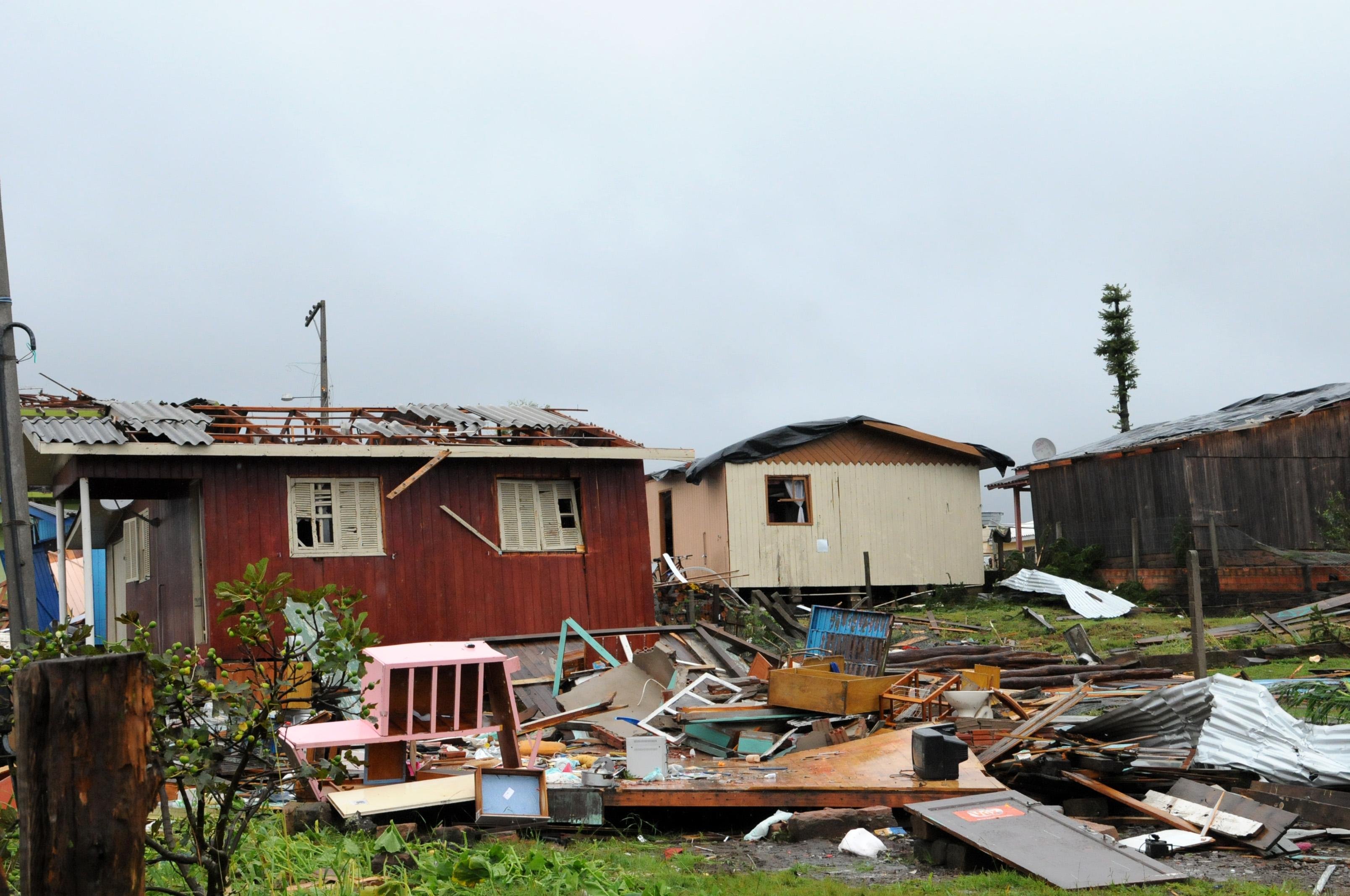 Cidade foi atingida por um tornado com ventos de at&eacute; 150 Km /h na manh&atilde; desse domingo