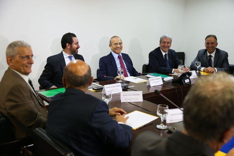 Parlamentares mant&ecirc;m a defesa de que as mudan&ccedil;as s&atilde;o necess&aacute;rias para que o pa&iacute;s sustente a aposentadoria