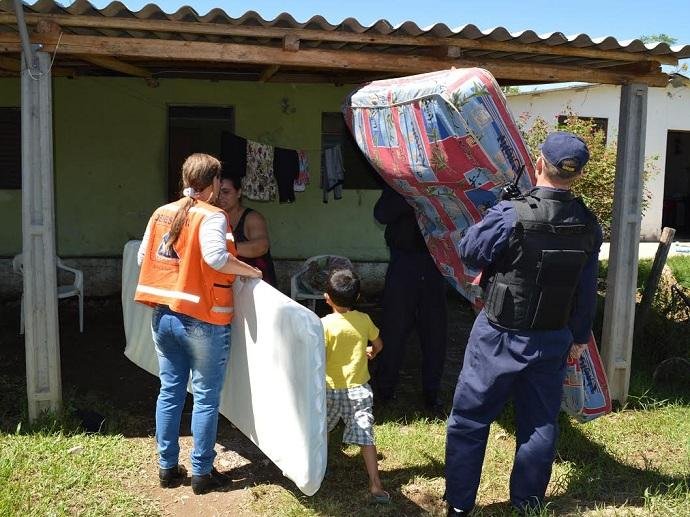 Fam&iacute;lias fazem mutir&atilde;o de limpeza e recebem doa&ccedil;&otilde;es em Santa Maria