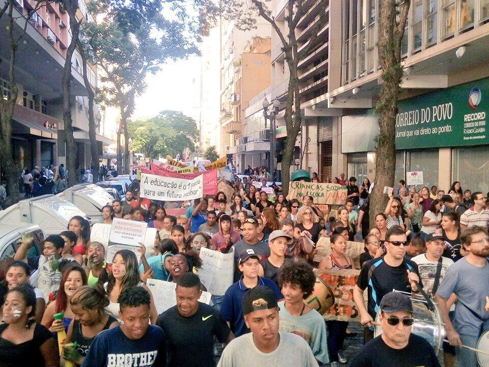 Grupo realiza protesto contra mudan&ccedil;as nas escolas municipais
