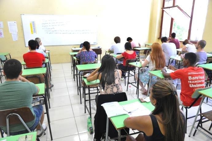 Para eles, mais recursos deveriam ser destinados para infraestrutura das escolas e pagamento de professores