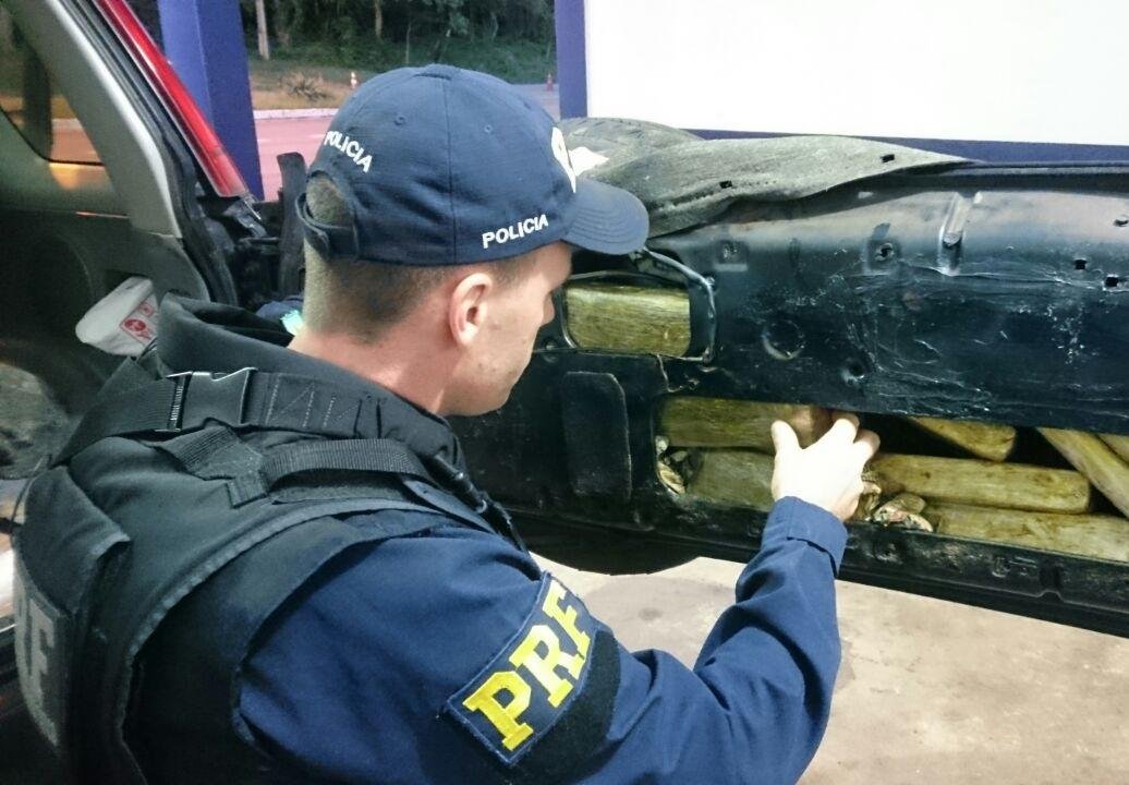 Fundos falsos ocultavam entorpecentes dentro de caminhonete