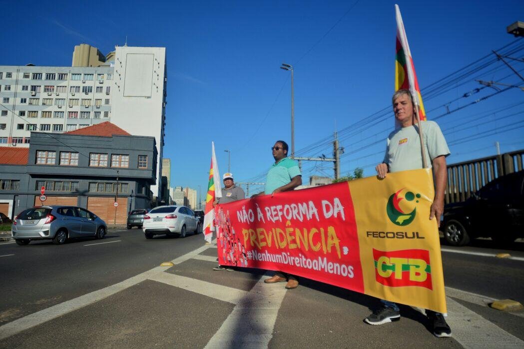Manifestantes fazem mobiliza&ccedil;&atilde;o na avenida Mau&aacute;, em Porto Alegre