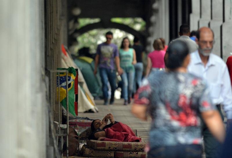 N&uacute;mero de pessoas que vive debaixo do viaduto da Borges de Medeiros aumenta a cada dia 