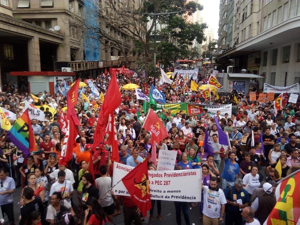Manifestantes se deslocaram para a Esquina Democr&aacute;tica onde acontece ato contra a Reforma da Previd&ecirc;ncia