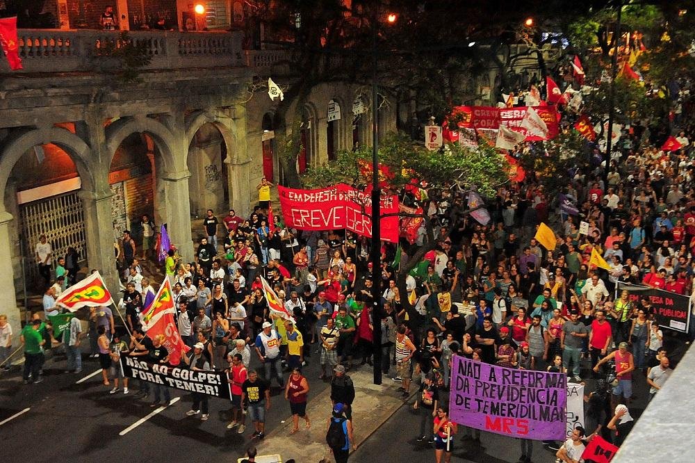 Protesto contra Reforma da Previd&ecirc;ncia volta a reunir milhares no Centro