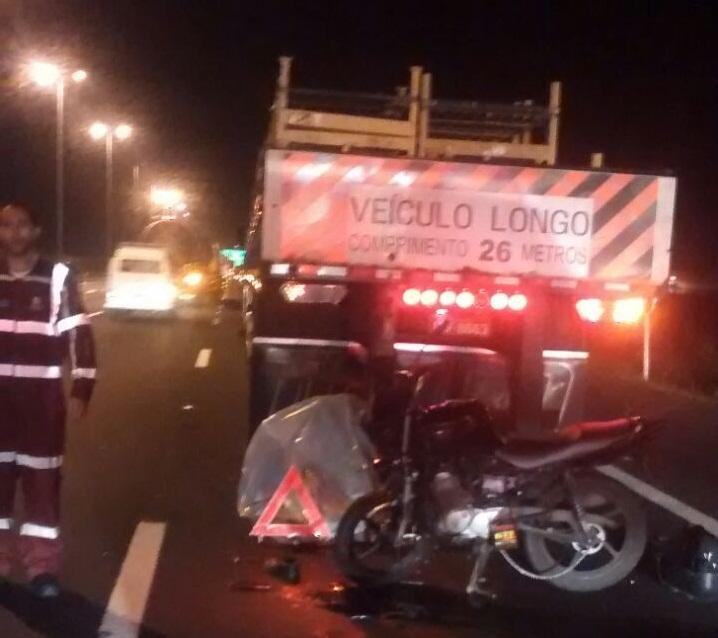 Motociclista morre ap&oacute;s colidir em carreta na BR 290 