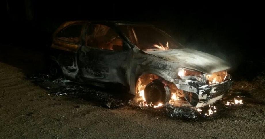 Ve&iacute;culo em chamas foi encontrado na rua Manoel Marques, na vila M&aacute;rio Quintana