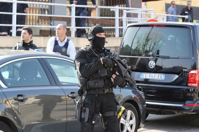 Tiroteio em escola francesa deixa oito feridos