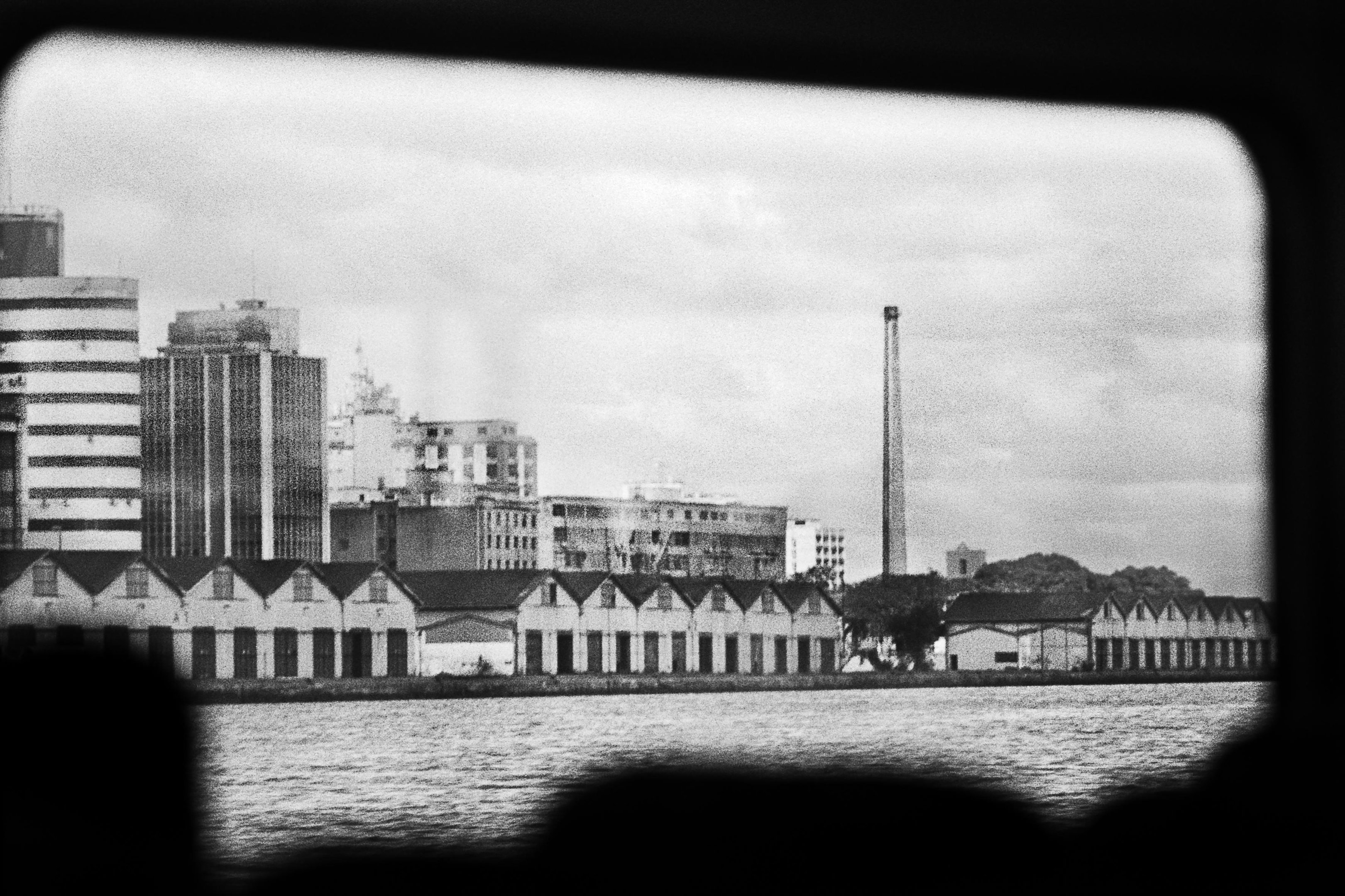 O Gua&iacute;ba e o Centro Hist&oacute;rico tematizam o trabalho de Rodrigo Marroni, em mostra com 45 imagens