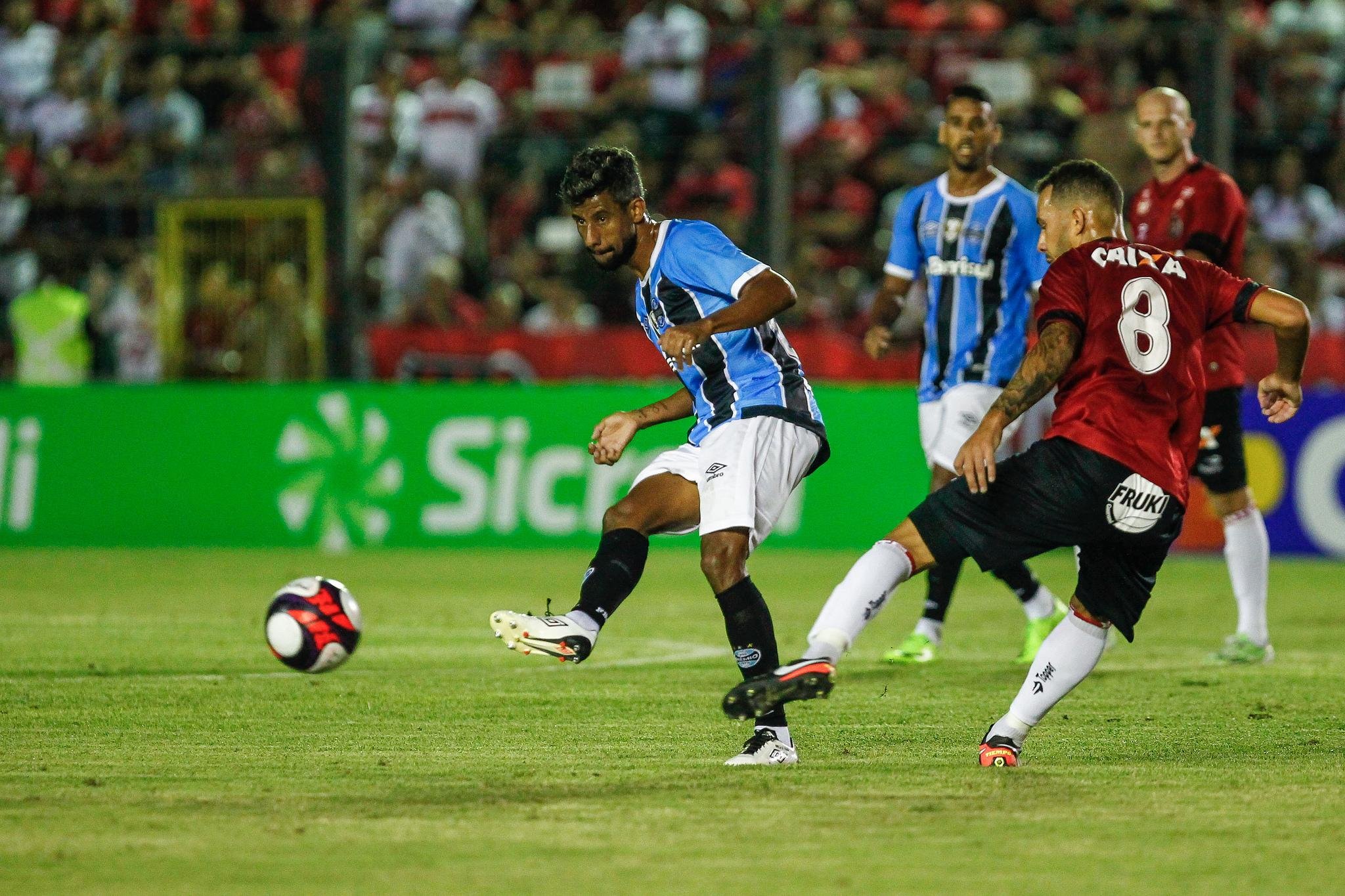 L&eacute;o Moura acredita que tem aproveitado oportunidades no Gr&ecirc;mio