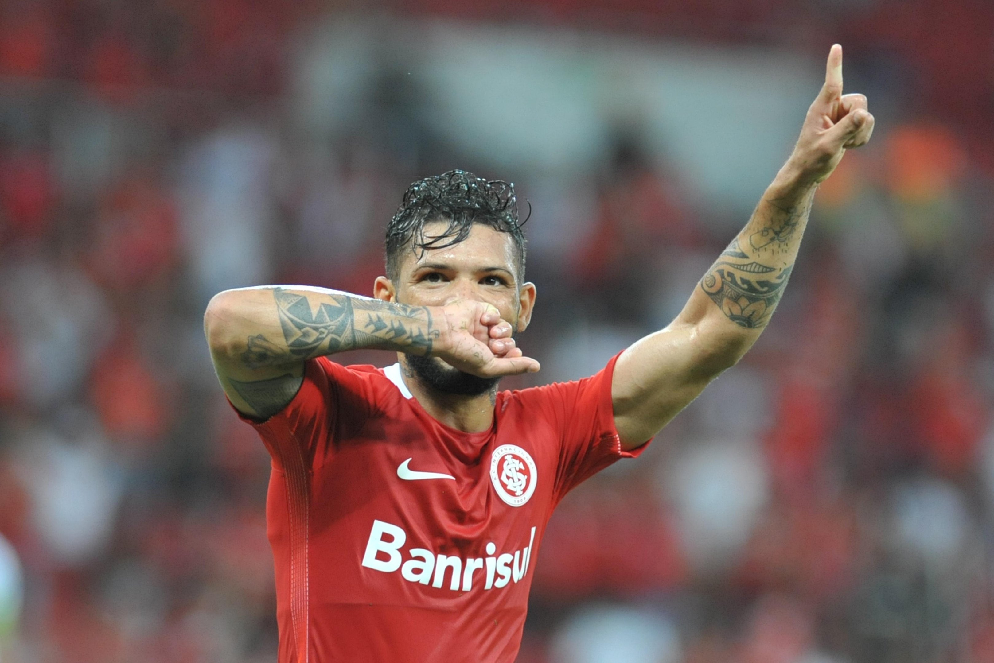 Carlos anotou dois gols contra o Sampaio Corr&ecirc;a