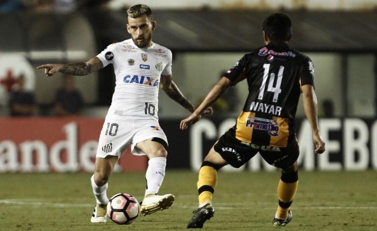  Na Vila Belmiro, os veteranos garantiram o triunfo por 2 a 0 sobre o The Strongest, pela segunda rodada do Grupo 2