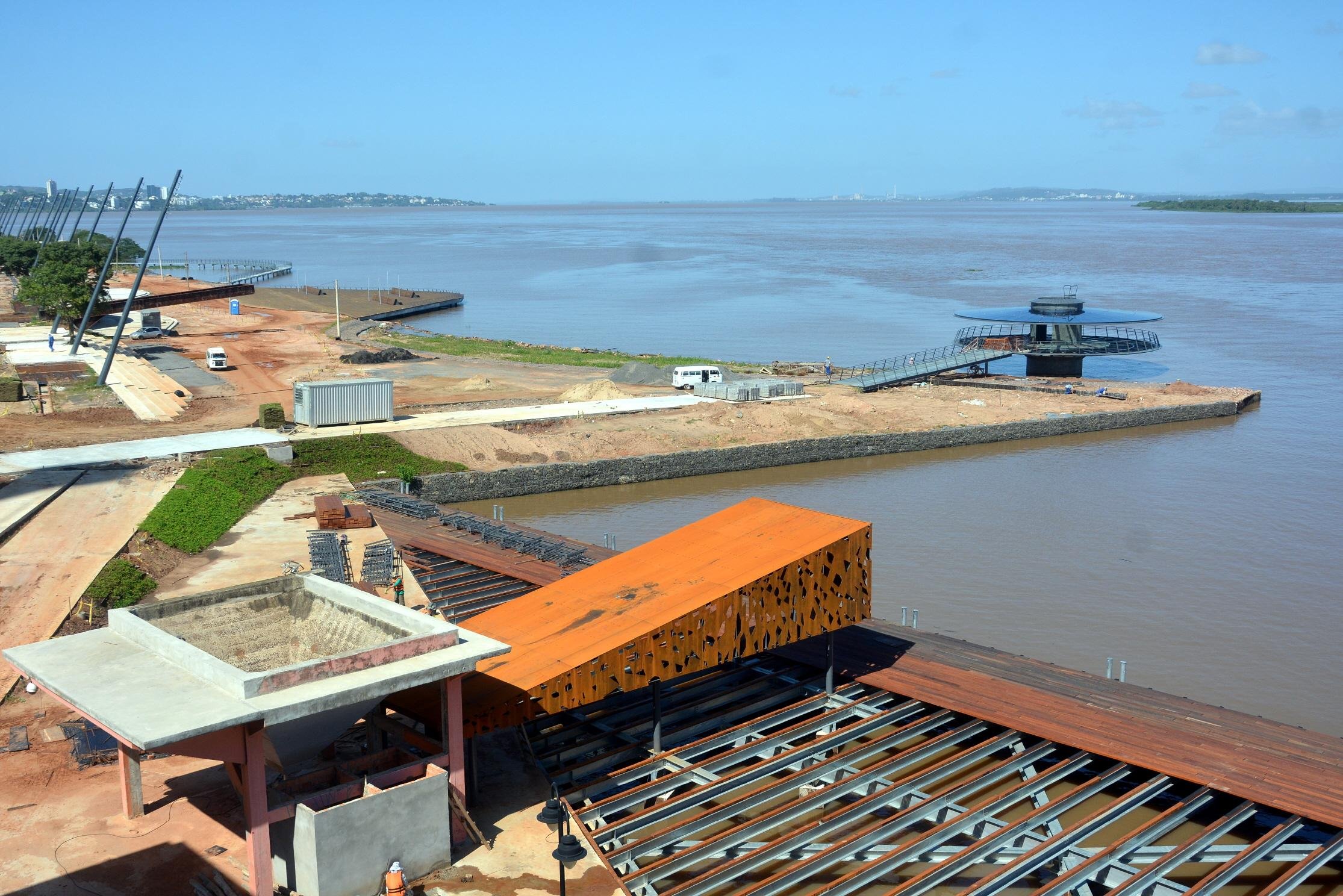 Revitaliza&ccedil;&atilde;o da orla do Gua&iacute;ba deve ser entregue em sete meses