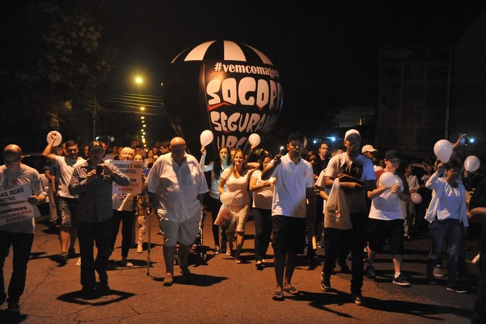 Amigos e familiares fizeram uma caminhada na avenida Pernambuco na noite desta sexta-feira