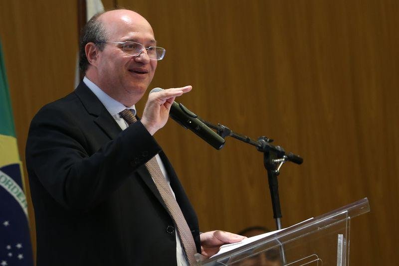 Mundo est&aacute; muito longe do risco de guerra cambial, diz presidente do BC