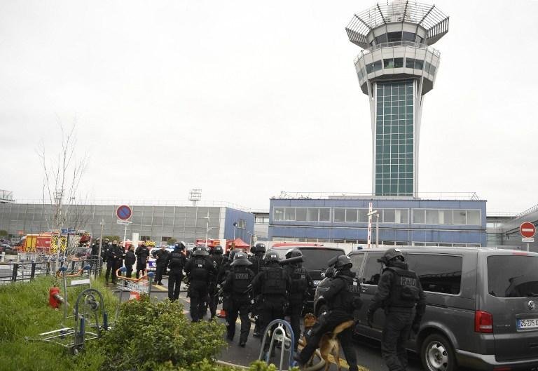 Pai de homem morto em aeroporto de Orly nega que filho fosse terrorista