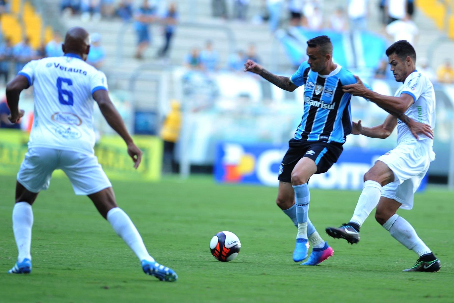 Tricolor sofreu com erros no primeiro tempo e buscou 1 a 1 com belo gol de Luan